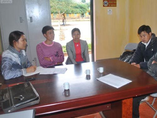 Nộp lệ phí để được lên hạng giáo viên